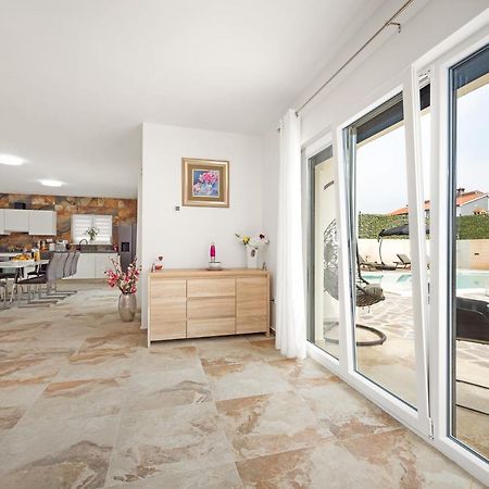 Villa Nur Pula Exteriör bild
