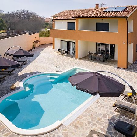 Villa Nur Pula Exteriör bild
