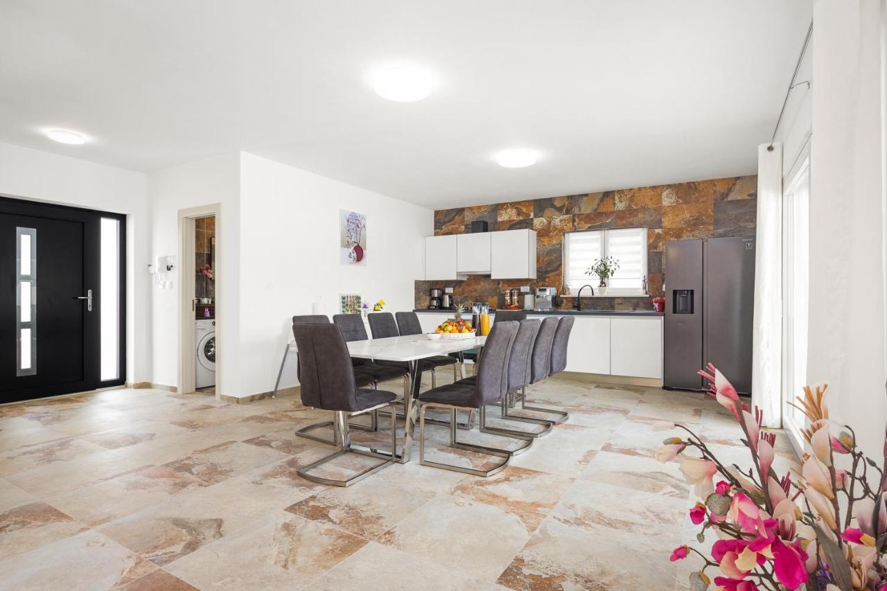 Villa Nur Pula Exteriör bild