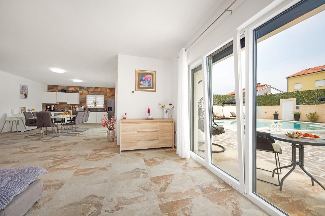 Villa Nur Pula Exteriör bild