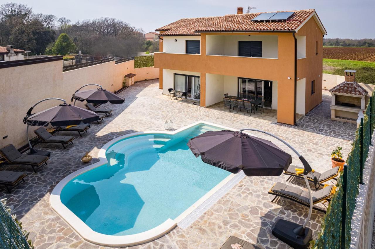 Villa Nur Pula Exteriör bild