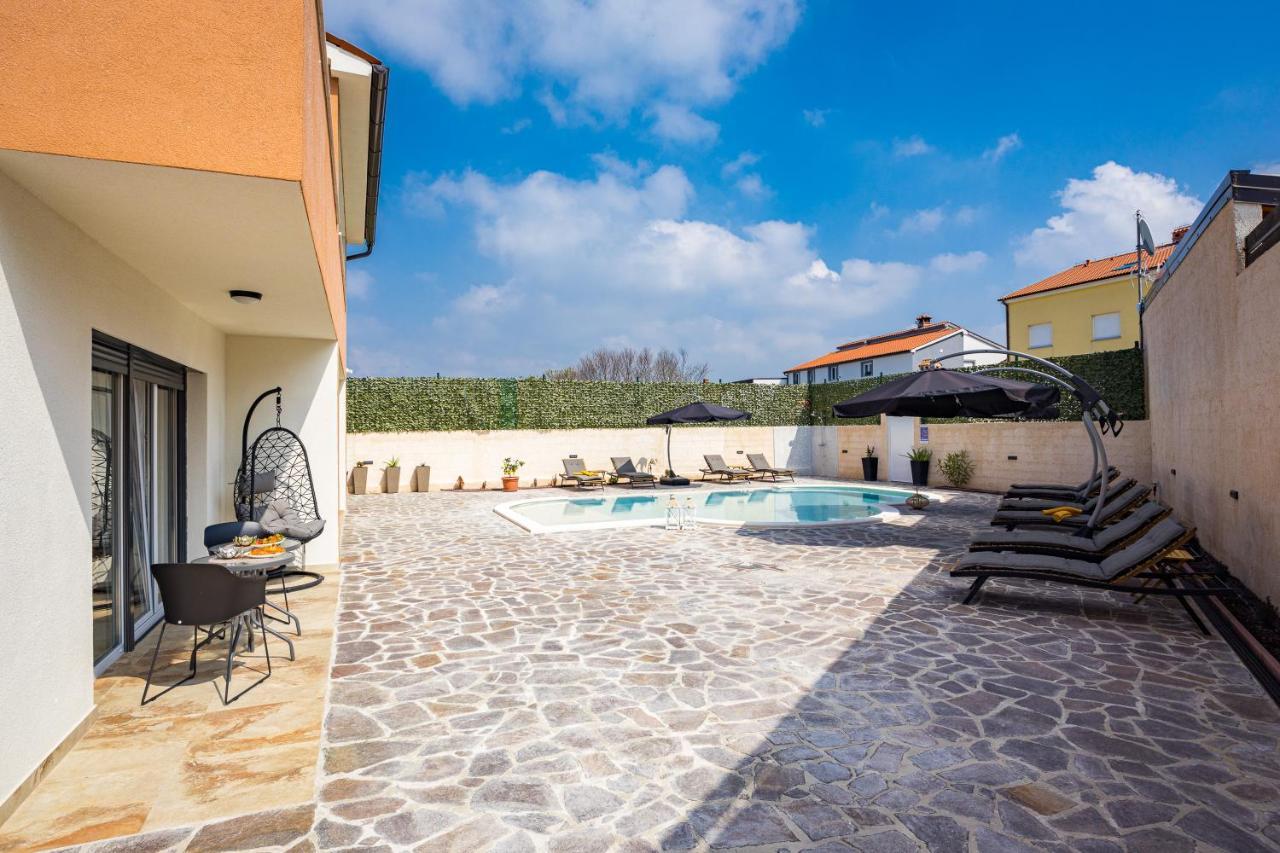Villa Nur Pula Exteriör bild