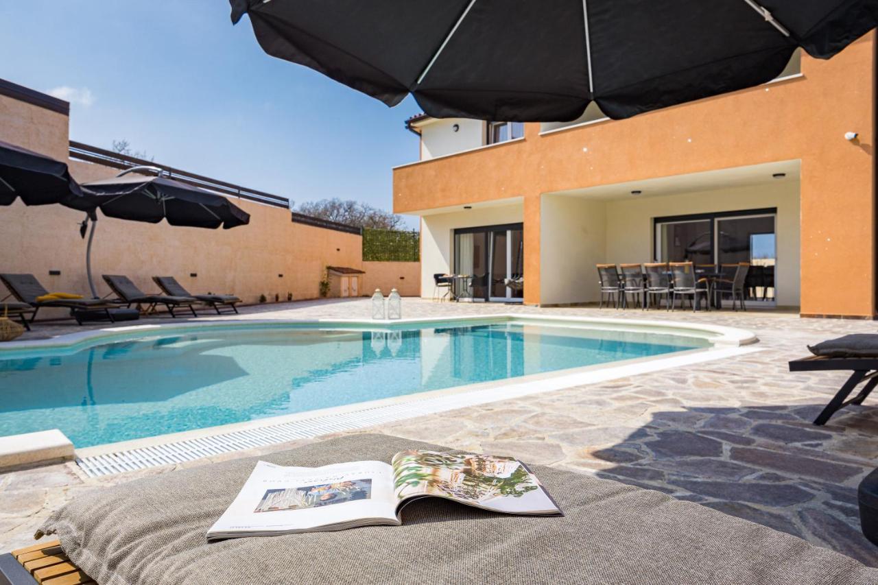 Villa Nur Pula Exteriör bild