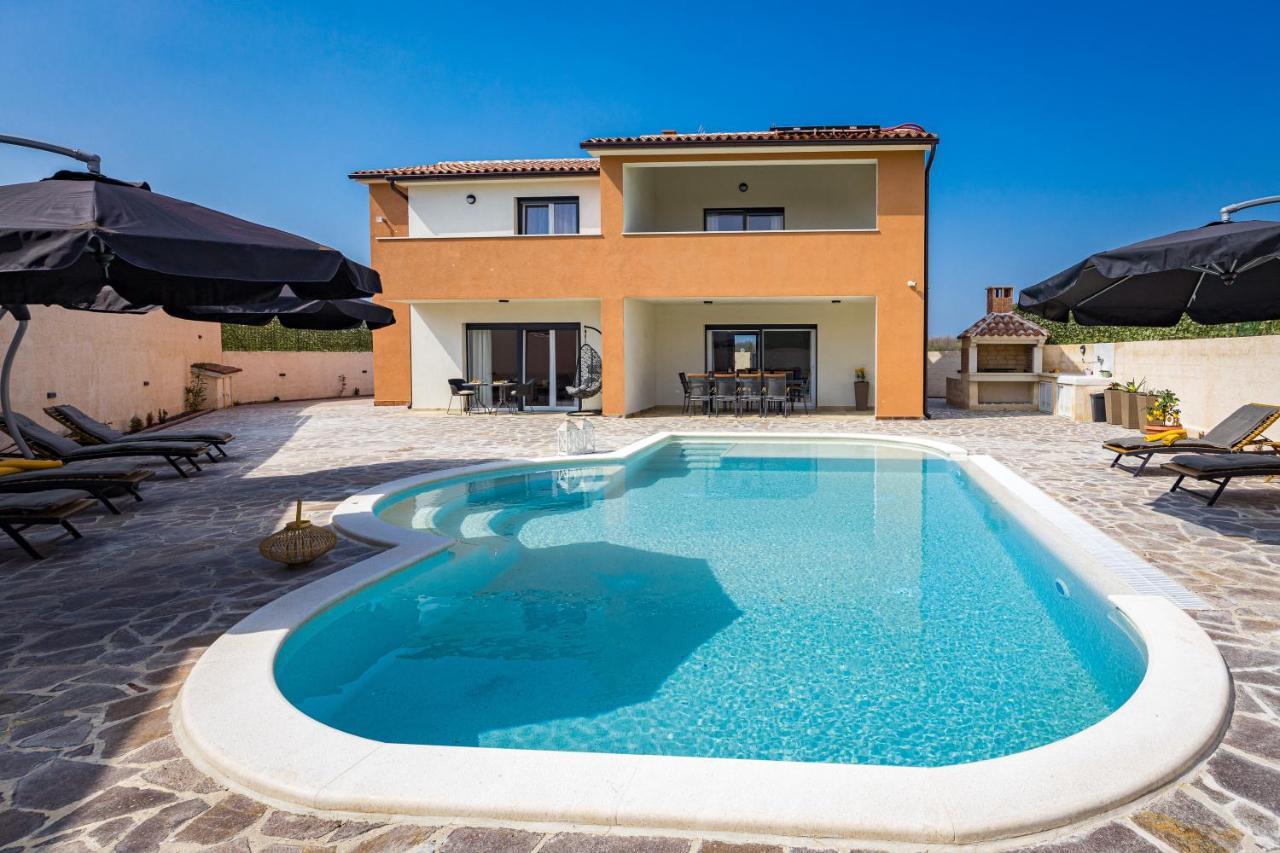Villa Nur Pula Exteriör bild