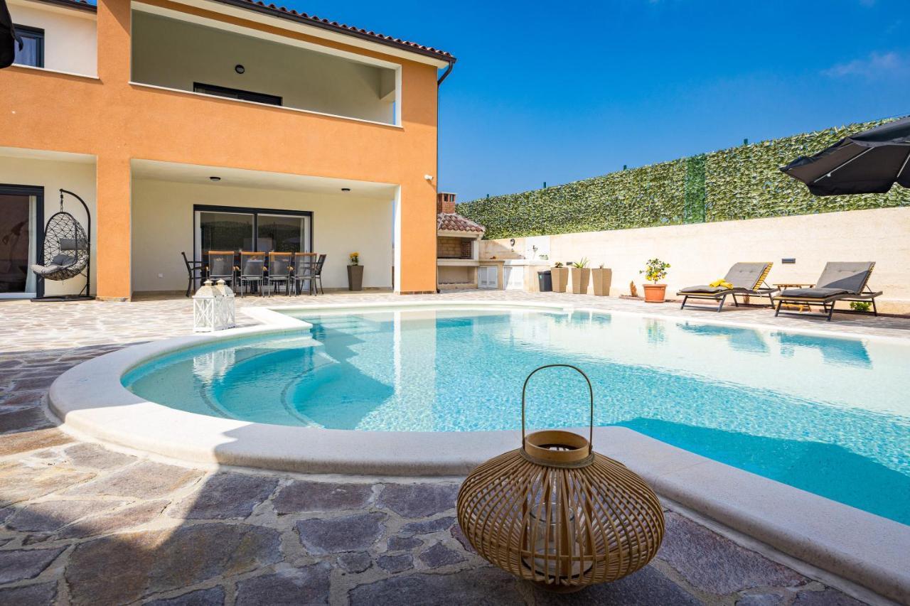Villa Nur Pula Exteriör bild