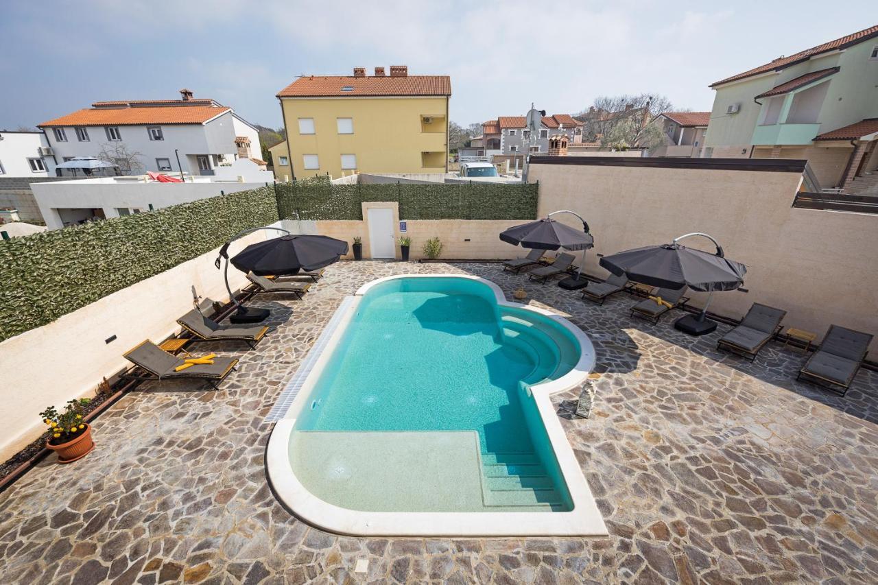 Villa Nur Pula Exteriör bild