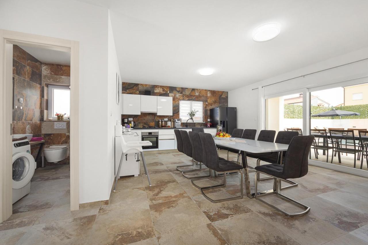 Villa Nur Pula Exteriör bild