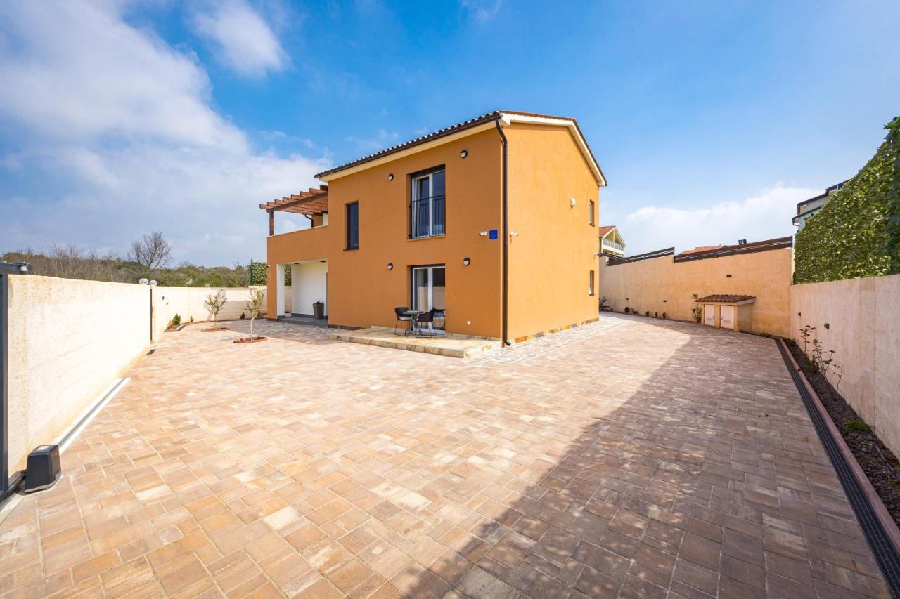 Villa Nur Pula Exteriör bild